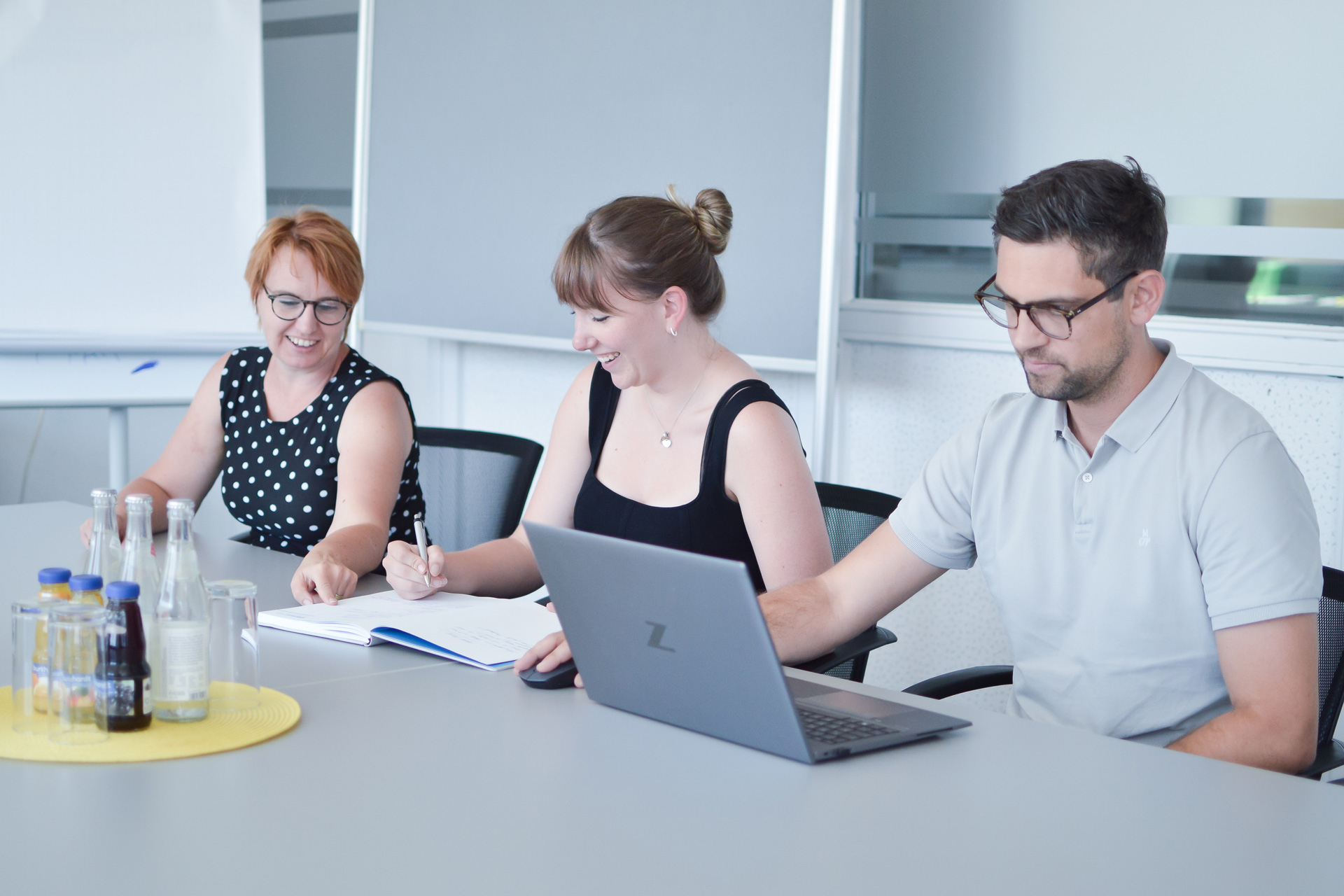 Besprechung von drei Engineering Experten bei einem Kundenprojekt im Geschäftsbereich Personnel Services